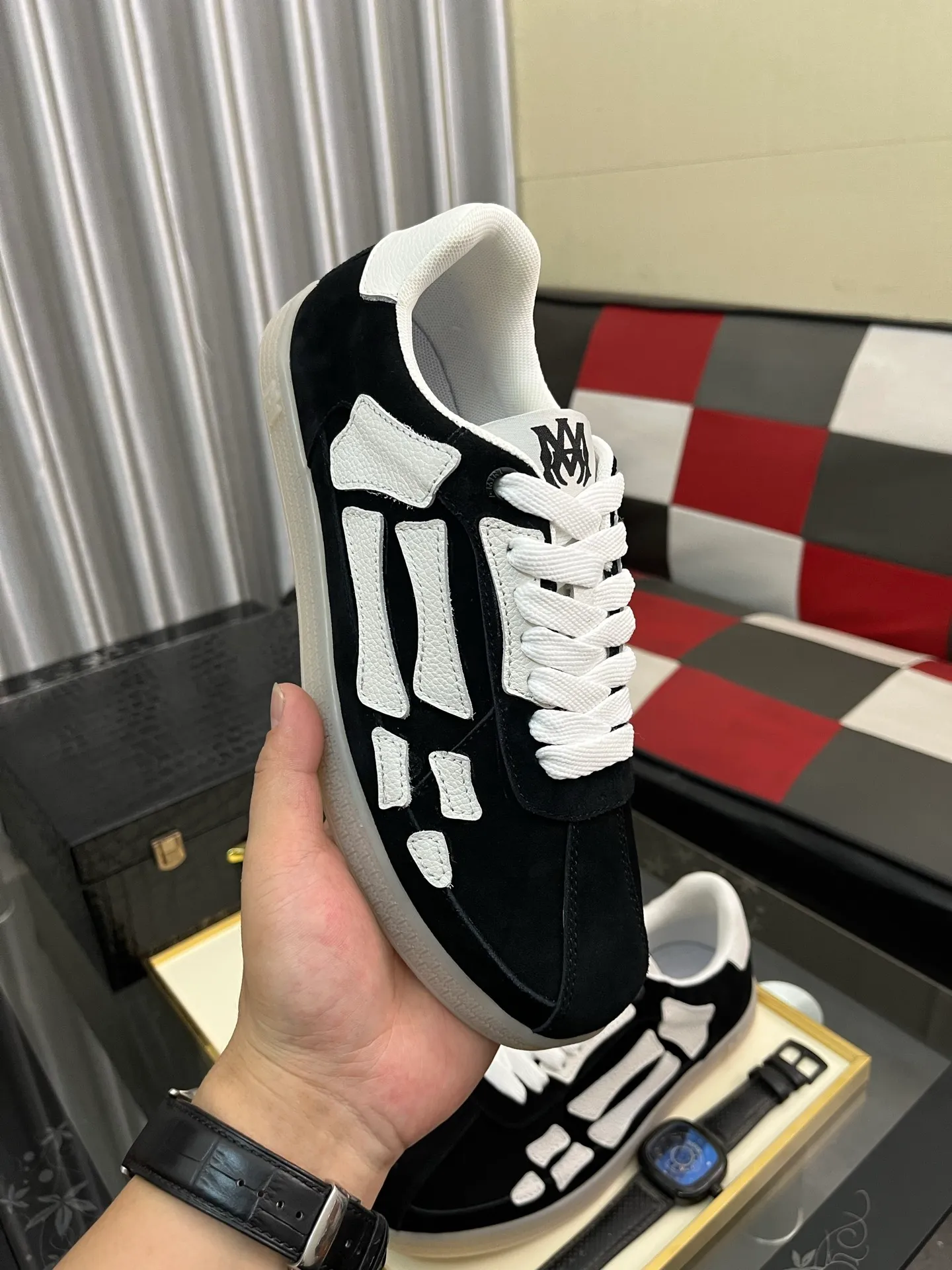 Men's shoes 💰420⌚️⌚️《AMIR*》New men's low-top casual sports sneakers bone shoes, another pair of irresistible bone shoes. Bone shoes are one of AMIRI's most popular items. They use first-layer cowhide uppers. The side bones are made of two cowhide laminations. They have a three-dimensional feel. The leather incisions are all oil-edged. Contrasting color design. Simple style. Fashionable sports. Customized metal LOGO nameplate to embellish shoelaces. Exclusive control of top version. Supports comparison. Breathable mesh lining Original rubber outsole A must-have item for daily leisure Suitable for various occasions Check it out if you are looking for high quality Super cool uppers Size: 38-445️⃣ Colors available